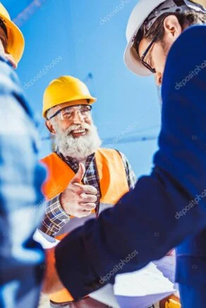 Polier mit Bauplänen auf einer Baustelle