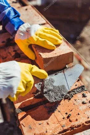 Maurer bei der Arbeit auf einer Baustelle