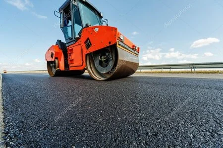 Strassenbauer beim Einbau von Asphalt