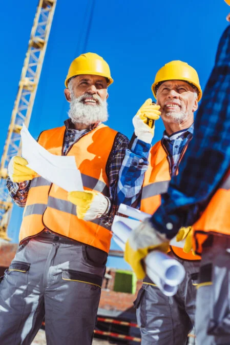 Bauarbeiter auf einer Schweizer Baustelle mit Kran im Hintergrund