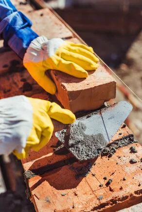 Maurer bei der Arbeit auf einer Baustelle