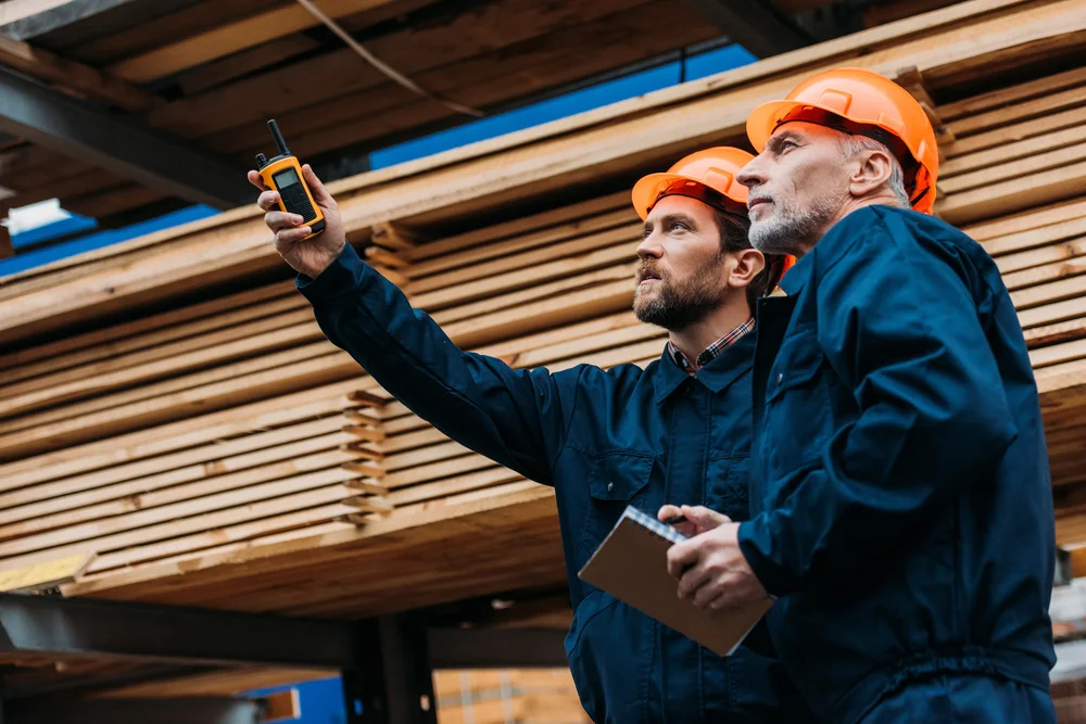 Bauarbeiter mit Schutzhelm und Warnweste auf der Baustelle