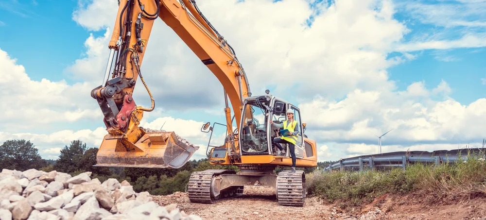Baumaschinenführer steuert einen Bagger auf der Baustelle