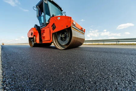 Strassenbauer beim Einbau von Asphalt