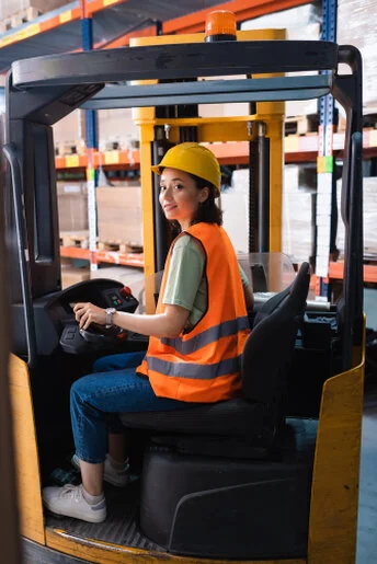 Logistikhelfer organisiert Baumaterial im Lager