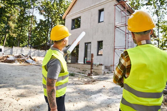 Bauunternehmen auf einer grösseren Baustelle